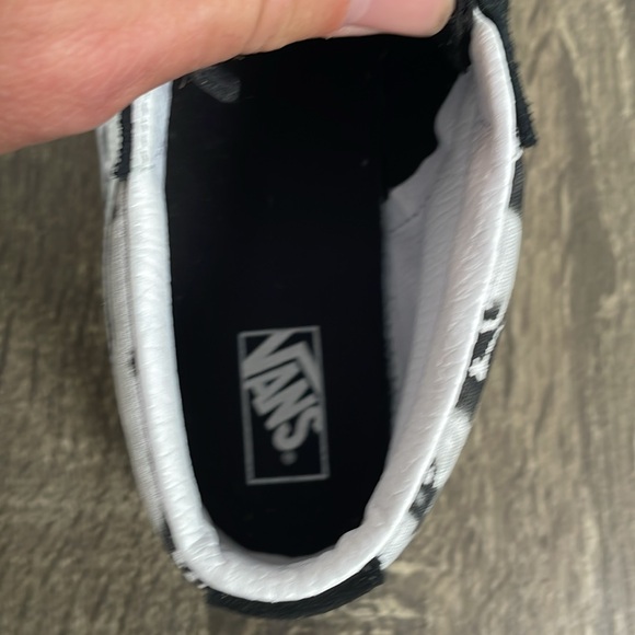 Old Skool Sueded Velcro Vans with Skulls and Crossbones Pattern - Size 5 - Picture 12 of 13